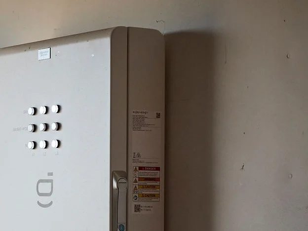 Sigenergy three-phase gateway with the status lights and supply conduits